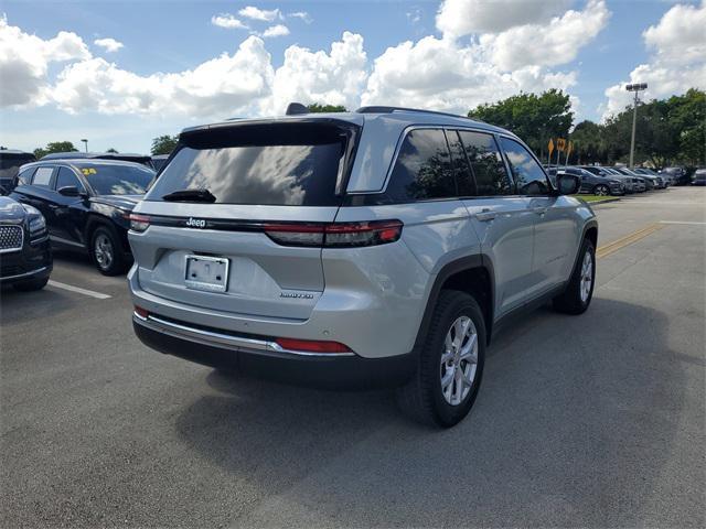 Photo of 2022 Silver Zynith Jeep Grand Cherokee