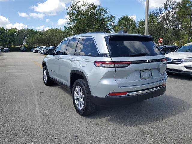 Photo of 2022 Silver Zynith Jeep Grand Cherokee