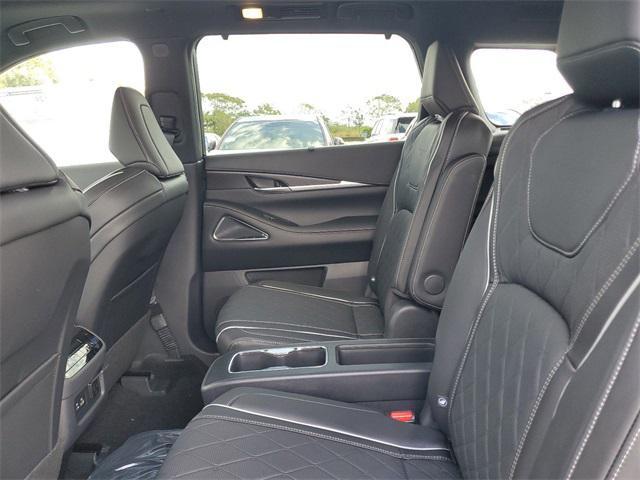Photo of 2025 Majestic White/Black Obsidian INFINITI QX60