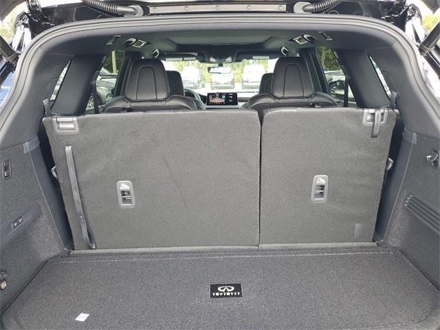 Photo of 2025 Majestic White/Black Obsidian INFINITI QX60