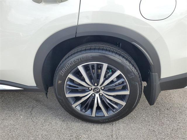 Photo of 2025 Majestic White/Black Obsidian INFINITI QX60