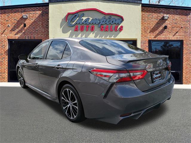 Photo of 2018 Gray Toyota Camry