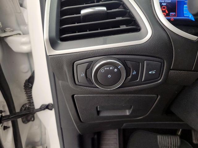 Photo of 2016 White Ford Edge
