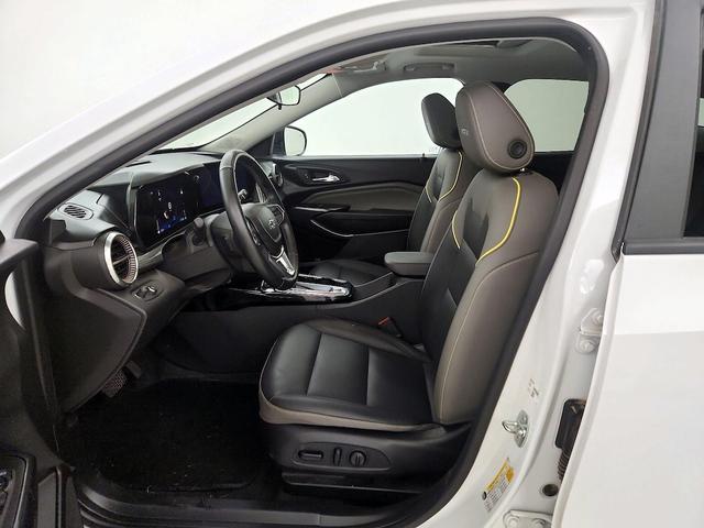 Photo of 2024 White Chevrolet Trax