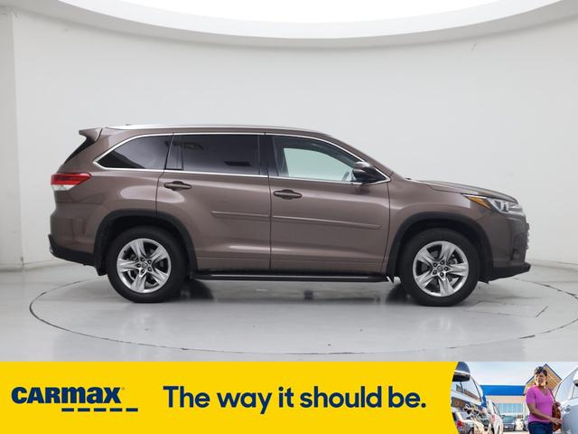 Photo of 2018 Brown Toyota Highlander