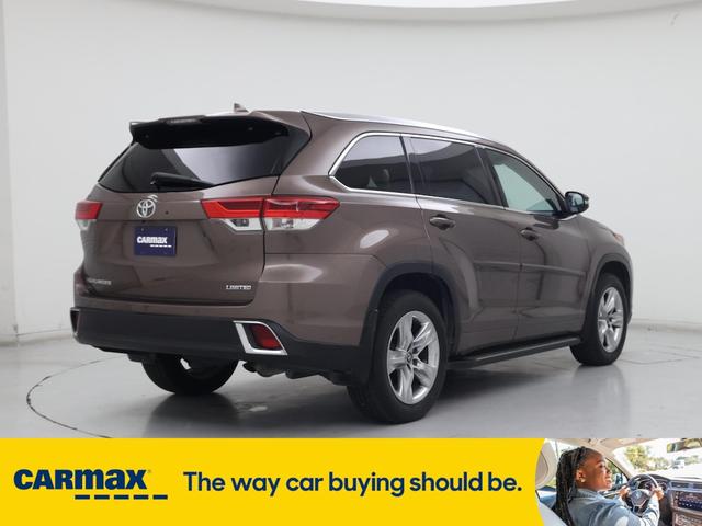 Photo of 2018 Brown Toyota Highlander
