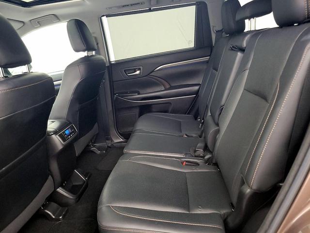 Photo of 2018 Brown Toyota Highlander