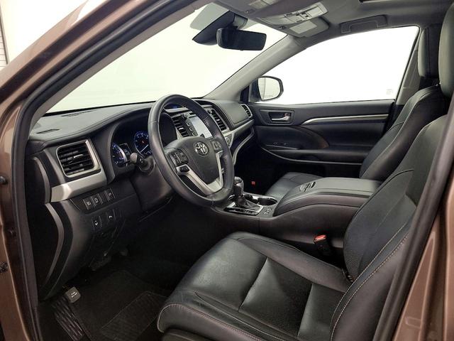 Photo of 2018 Brown Toyota Highlander