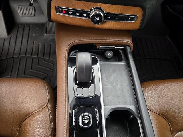 Photo of 2022 Silver Volvo XC90 Recharge Plug-In Hybrid