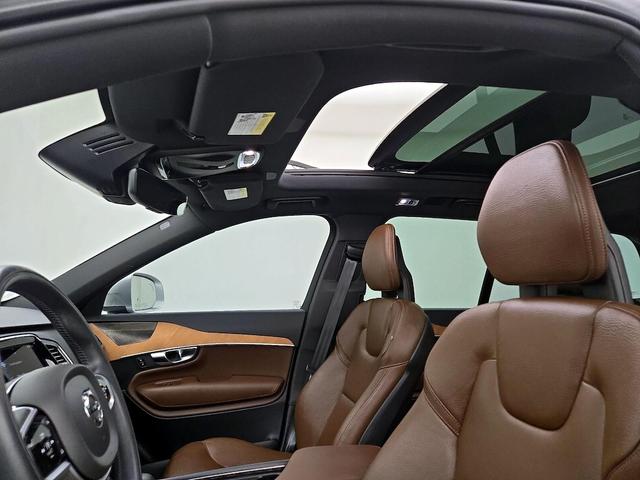 Photo of 2022 Silver Volvo XC90 Recharge Plug-In Hybrid