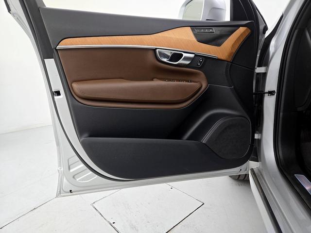 Photo of 2022 Silver Volvo XC90 Recharge Plug-In Hybrid