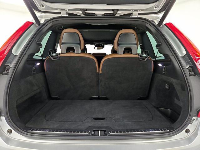 Photo of 2022 Silver Volvo XC90 Recharge Plug-In Hybrid