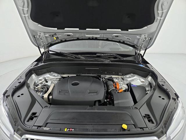 Photo of 2022 Silver Volvo XC90 Recharge Plug-In Hybrid