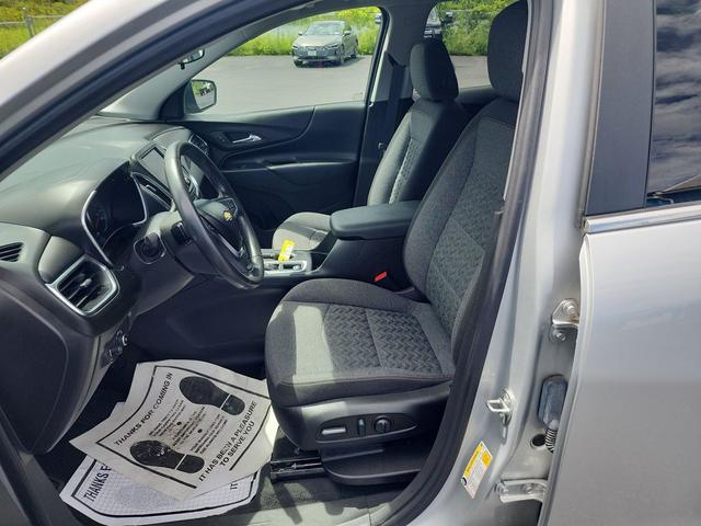 Photo of 2022 Silver Ice Metallic Chevrolet Equinox