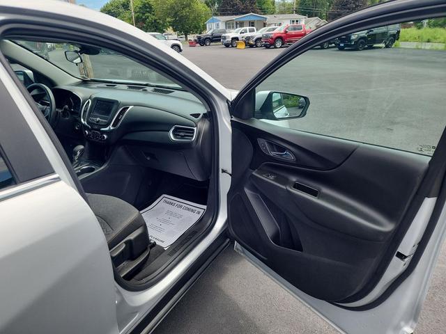 Photo of 2022 Silver Ice Metallic Chevrolet Equinox