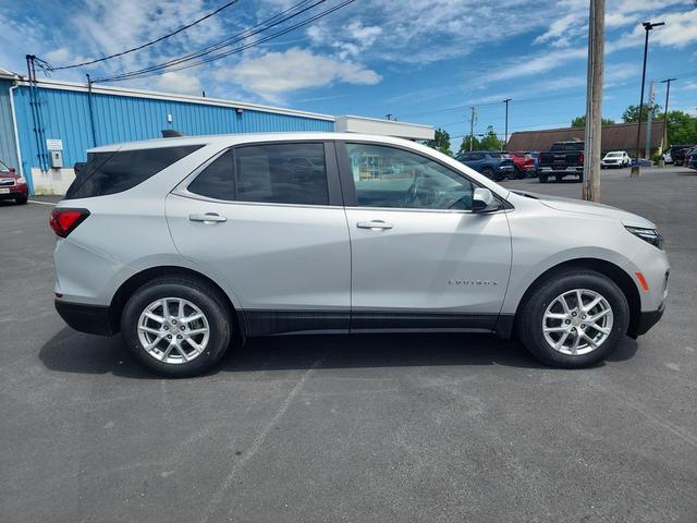 Photo of 2022 Silver Ice Metallic Chevrolet Equinox