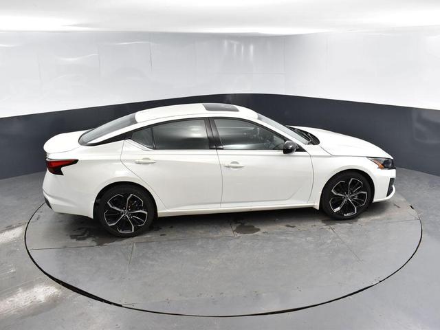 Photo of 2023 Pearl White Tricoat Nissan Altima