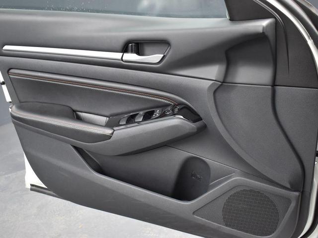 Photo of 2023 Pearl White Tricoat Nissan Altima