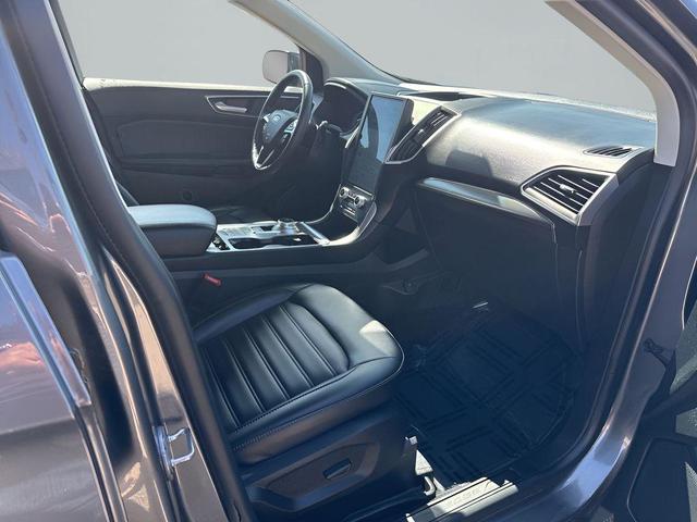 Photo of 2022 Gray Metallic Ford Edge