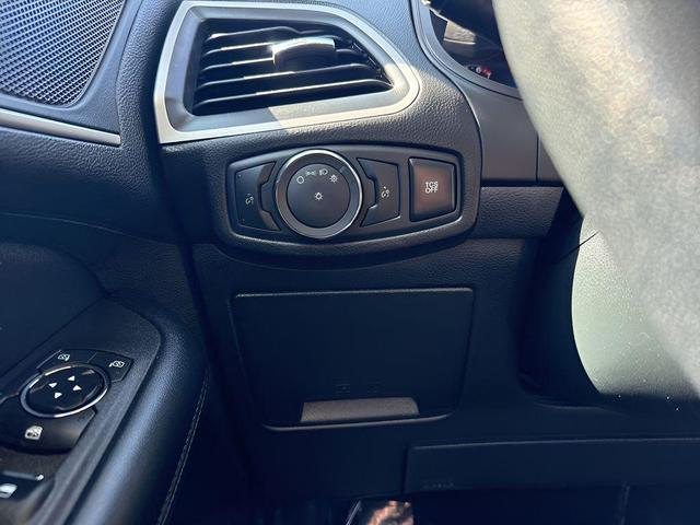 Photo of 2022 Gray Metallic Ford Edge