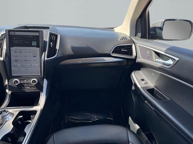 Photo of 2022 Gray Metallic Ford Edge