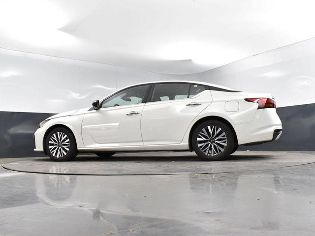 Photo of 2024 Pearl White Tricoat Nissan Altima