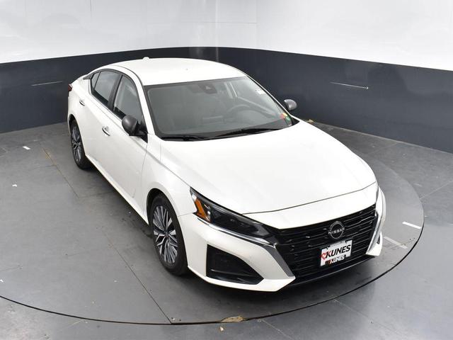 Photo of 2024 Pearl White Tricoat Nissan Altima