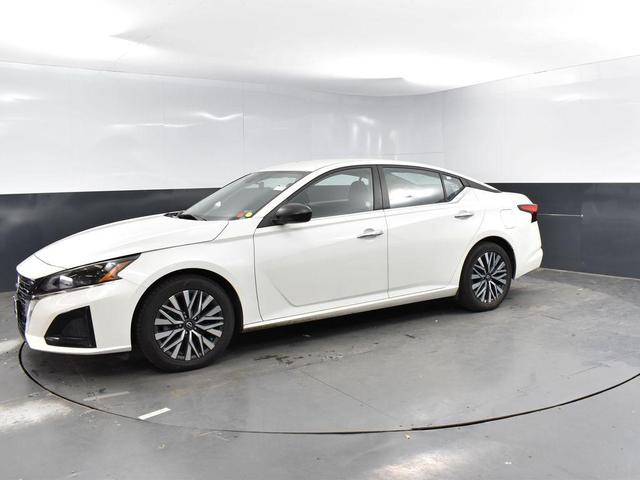 Photo of 2024 Pearl White Tricoat Nissan Altima