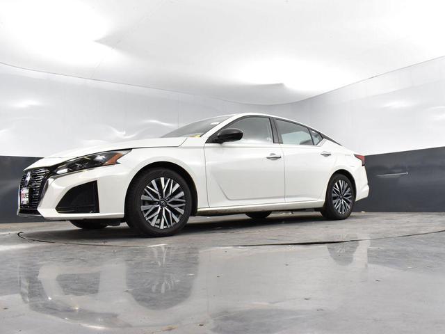 Photo of 2024 Pearl White Tricoat Nissan Altima