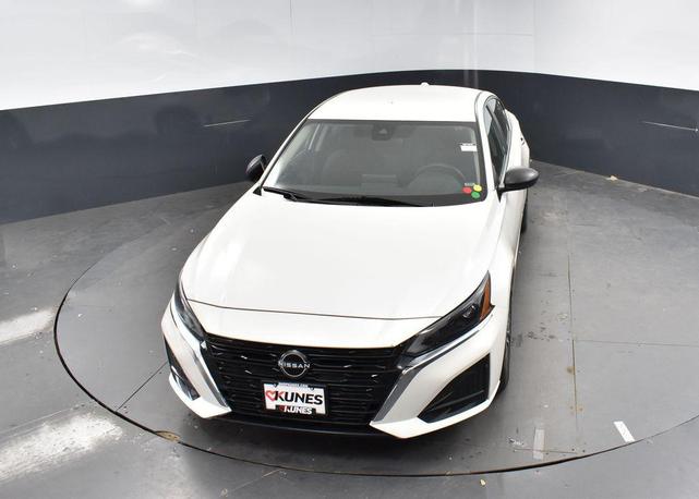 Photo of 2024 Pearl White Tricoat Nissan Altima