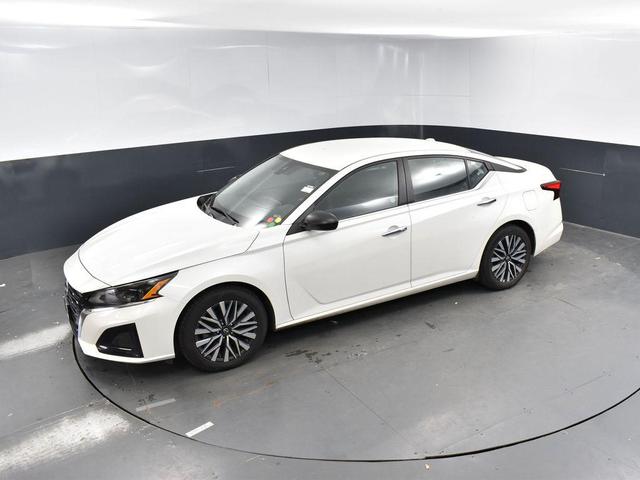 Photo of 2024 Pearl White Tricoat Nissan Altima