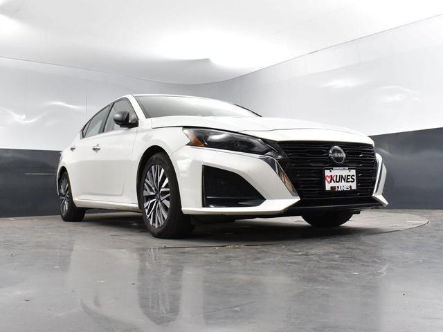Photo of 2024 Pearl White Tricoat Nissan Altima