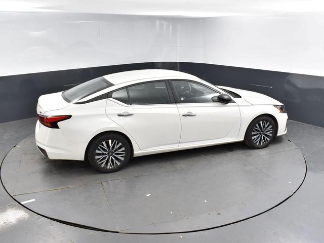 Photo of 2024 Pearl White Tricoat Nissan Altima