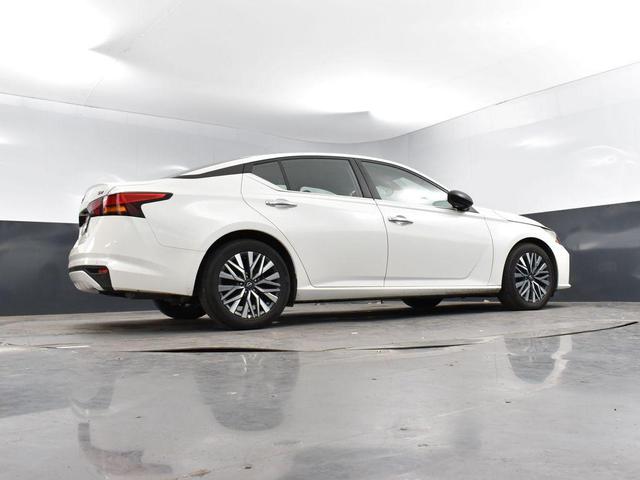 Photo of 2024 Pearl White Tricoat Nissan Altima