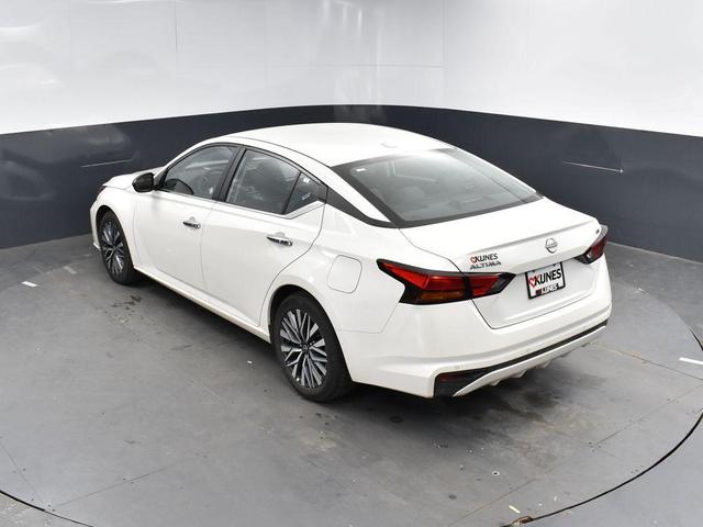 Photo of 2024 Pearl White Tricoat Nissan Altima