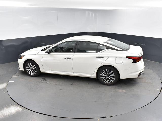 Photo of 2024 Pearl White Tricoat Nissan Altima