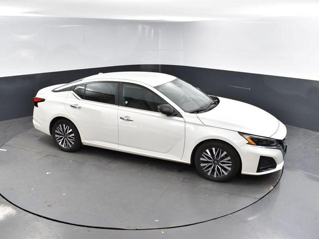 Photo of 2024 Pearl White Tricoat Nissan Altima