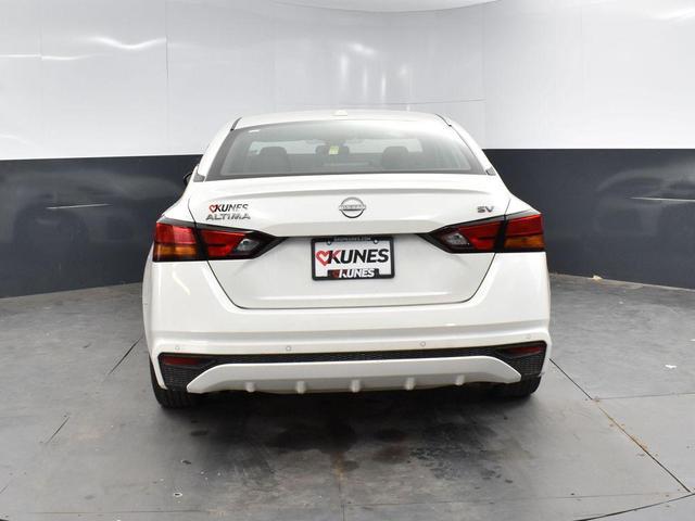 Photo of 2024 Pearl White Tricoat Nissan Altima