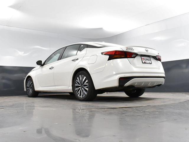 Photo of 2024 Pearl White Tricoat Nissan Altima
