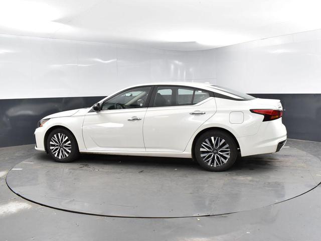 Photo of 2024 Pearl White Tricoat Nissan Altima
