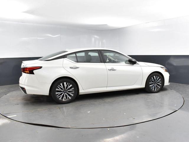 Photo of 2024 Pearl White Tricoat Nissan Altima