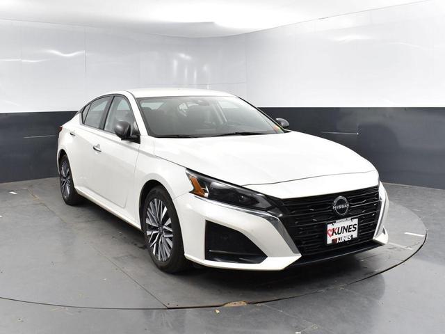 Photo of 2024 Pearl White Tricoat Nissan Altima