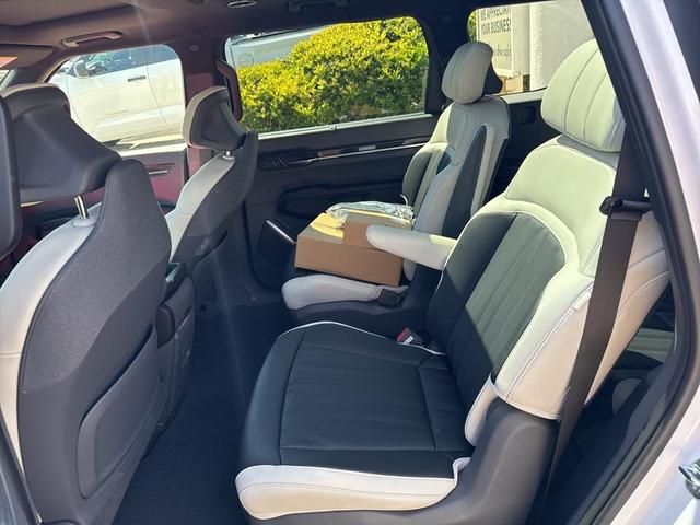 Photo of 2026 Glacier White Pearl/Ebony Black Roof Kia EV9