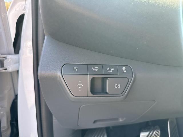 Photo of 2026 Glacier White Pearl/Ebony Black Roof Kia EV9