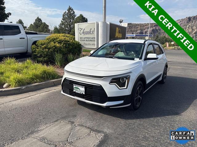 Photo of 2023 Snow White Pearl Kia Niro