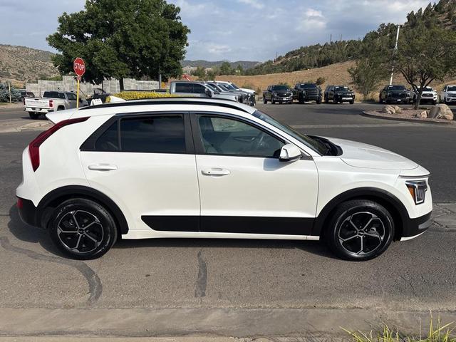 Photo of 2023 Snow White Pearl Kia Niro