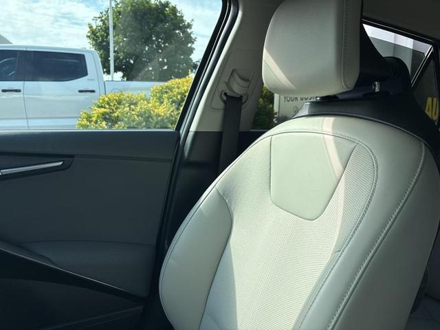 Photo of 2023 Snow White Pearl Kia Niro