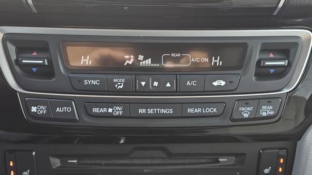 Photo of 2019 Lunar Silver Metallic Honda Pilot