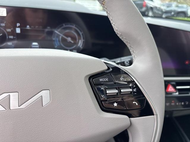 Photo of 2025 Snow White Pearl Kia Niro EV