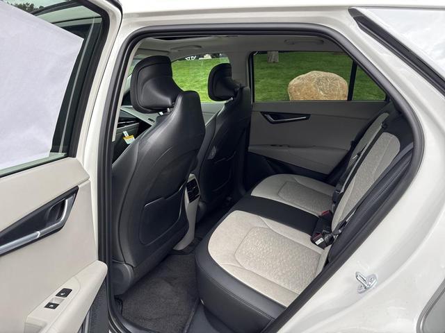 Photo of 2025 Snow White Pearl Kia Niro EV